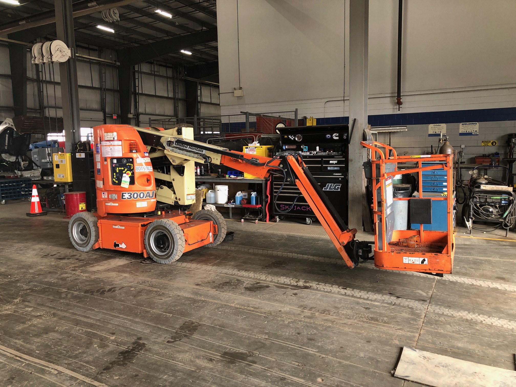 Used 2013 JLG E300AJ Articulating Boom Lift For Sale in Guelph, ON