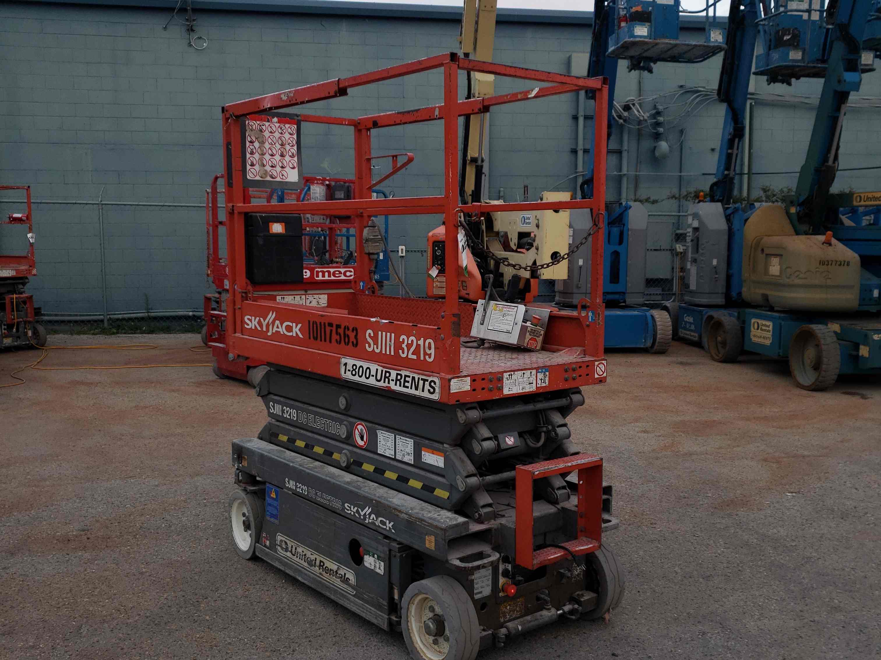 Used 2013 Skyjack SJIII3219 Scissor Lift For Sale in Tampa, FL | United