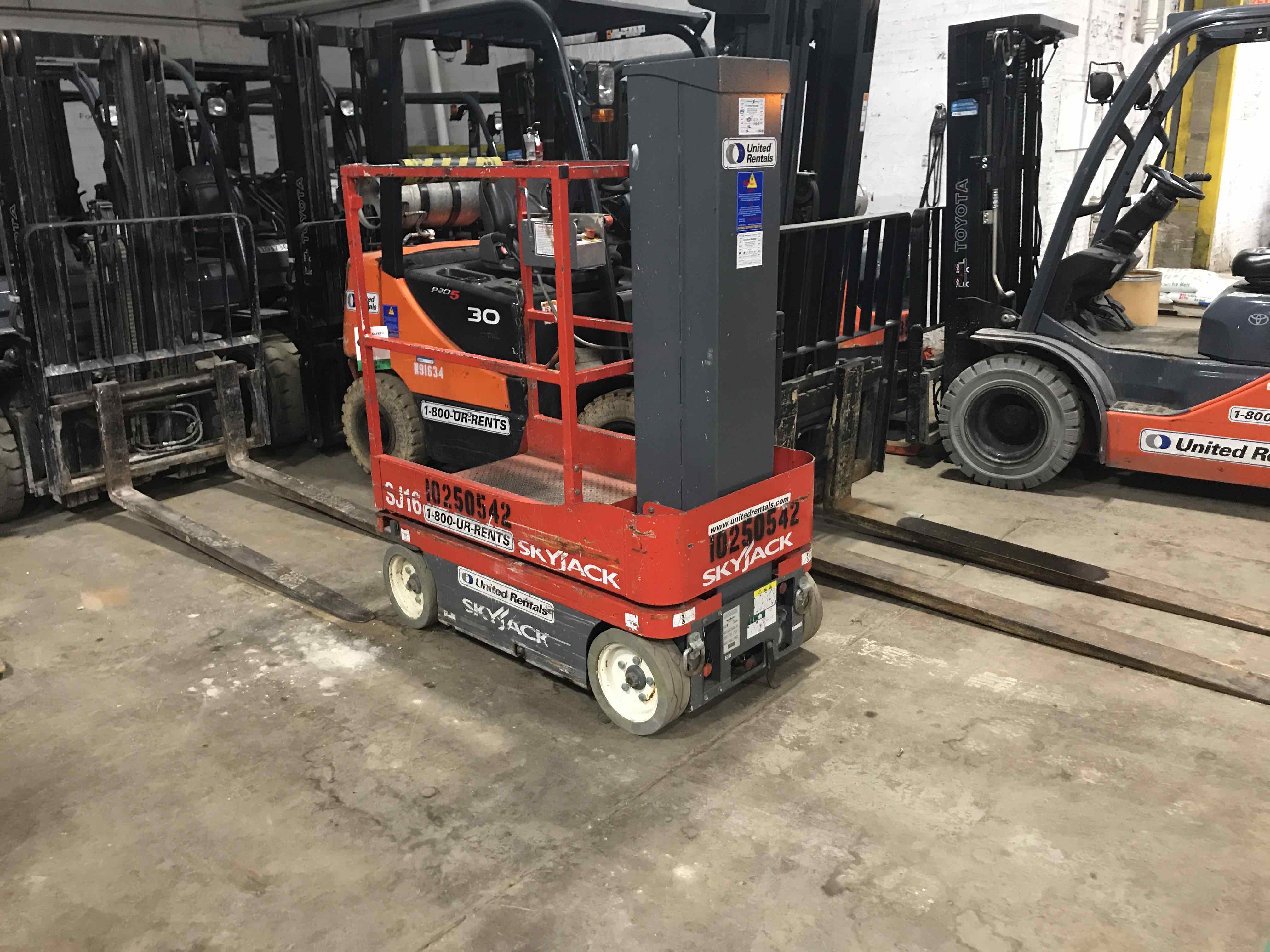 Used 2014 Skyjack SJ16 Scissor Lift For Sale in Elk Grove Vlg, IL