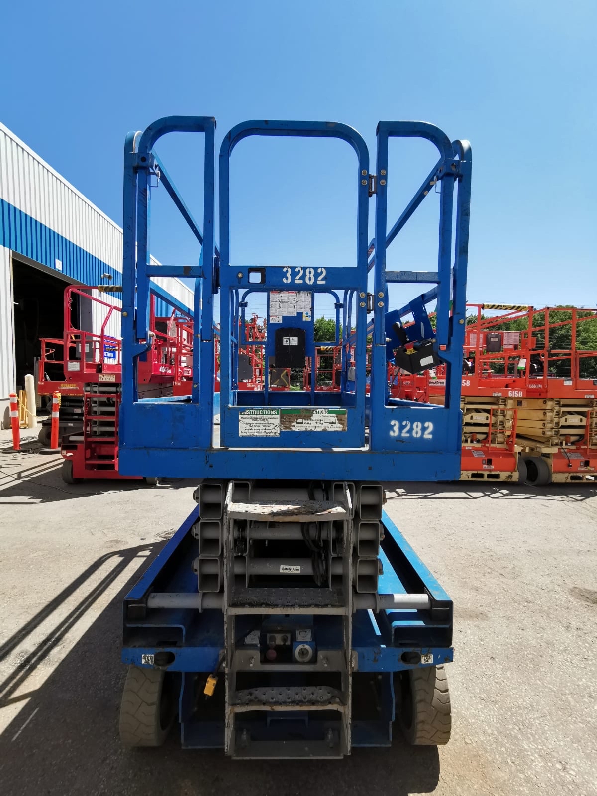 Used 2014 Genie GS2646 Electric Scissor Lift For Sale in Mississauga