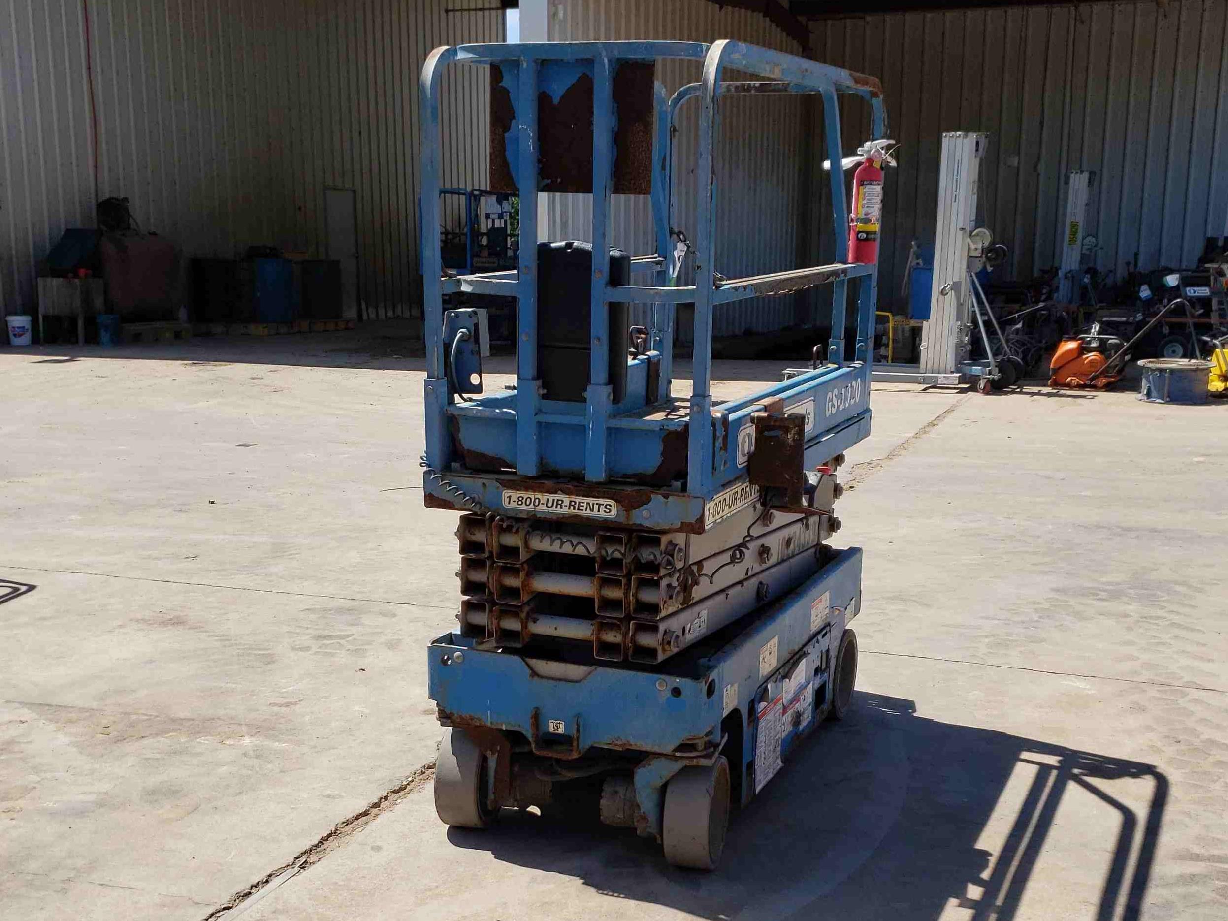 Used 2014 Genie GS1930 Scissor Lift For Sale in Old Ocean, TX United