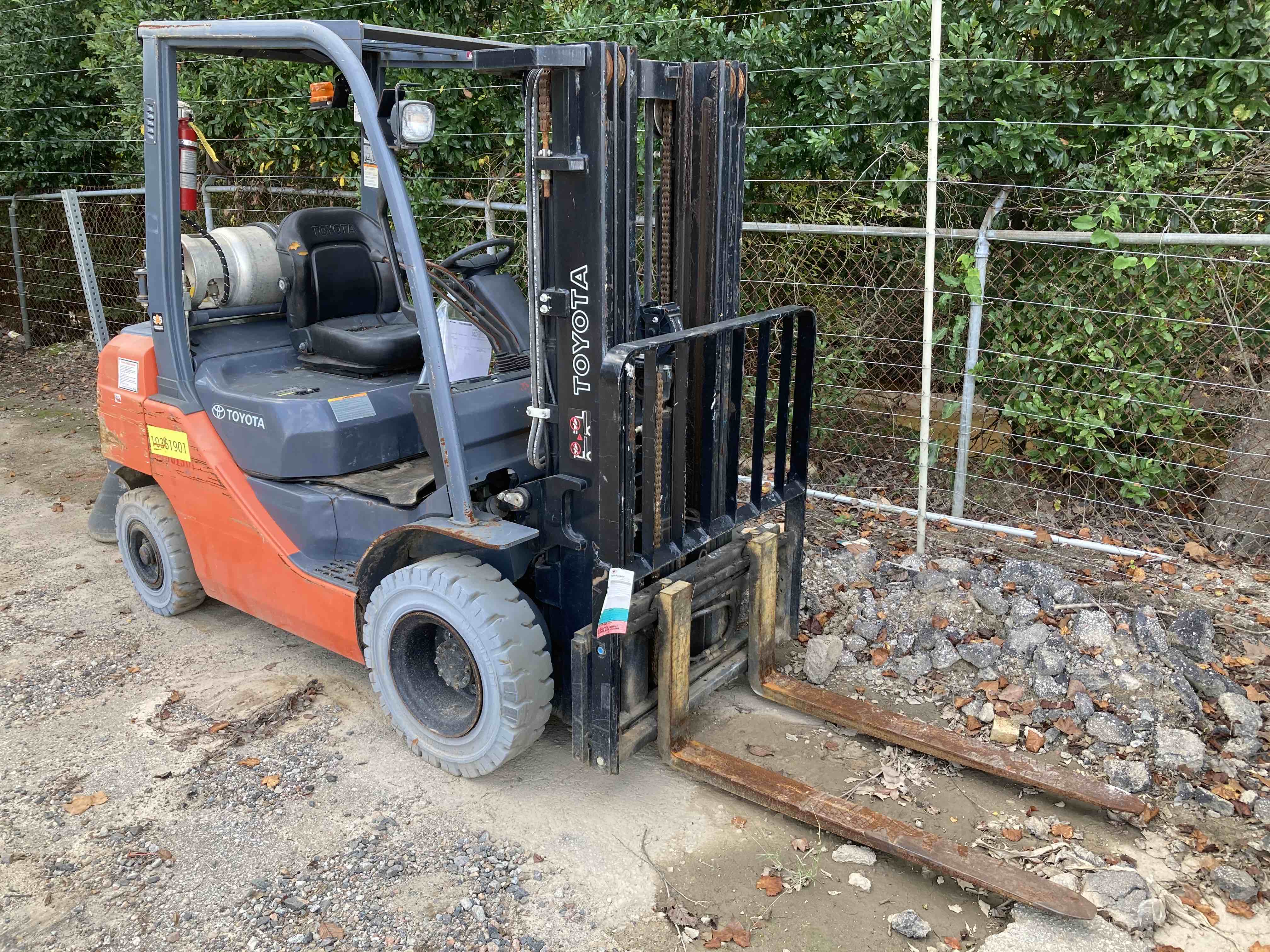 Used 2015 Toyota 8FGU25 Warehouse Forklift For Sale in Wilmington, NC