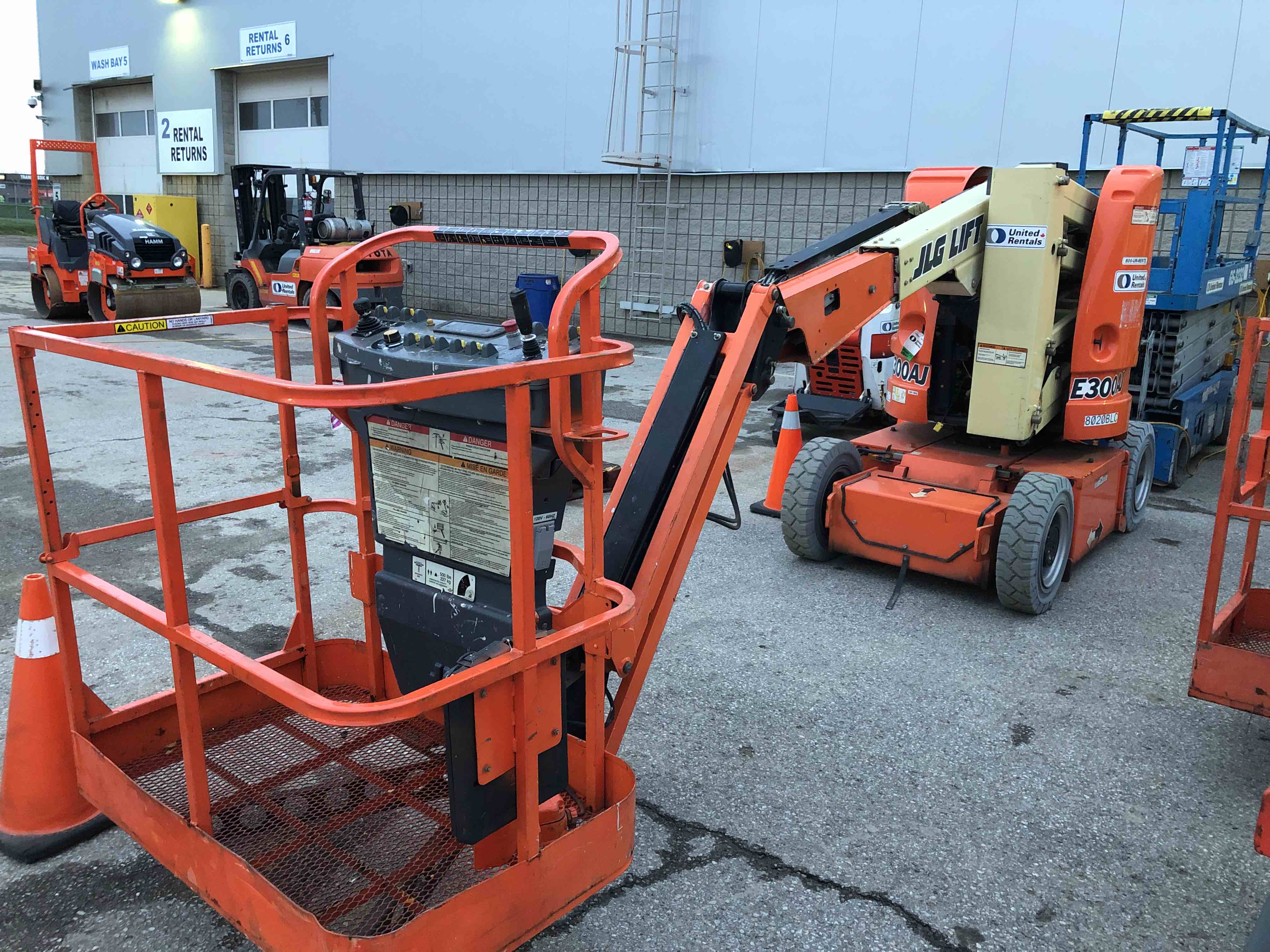 Used 2013 JLG E300AJ Articulating Boom Lift For Sale in Oshawa, ON