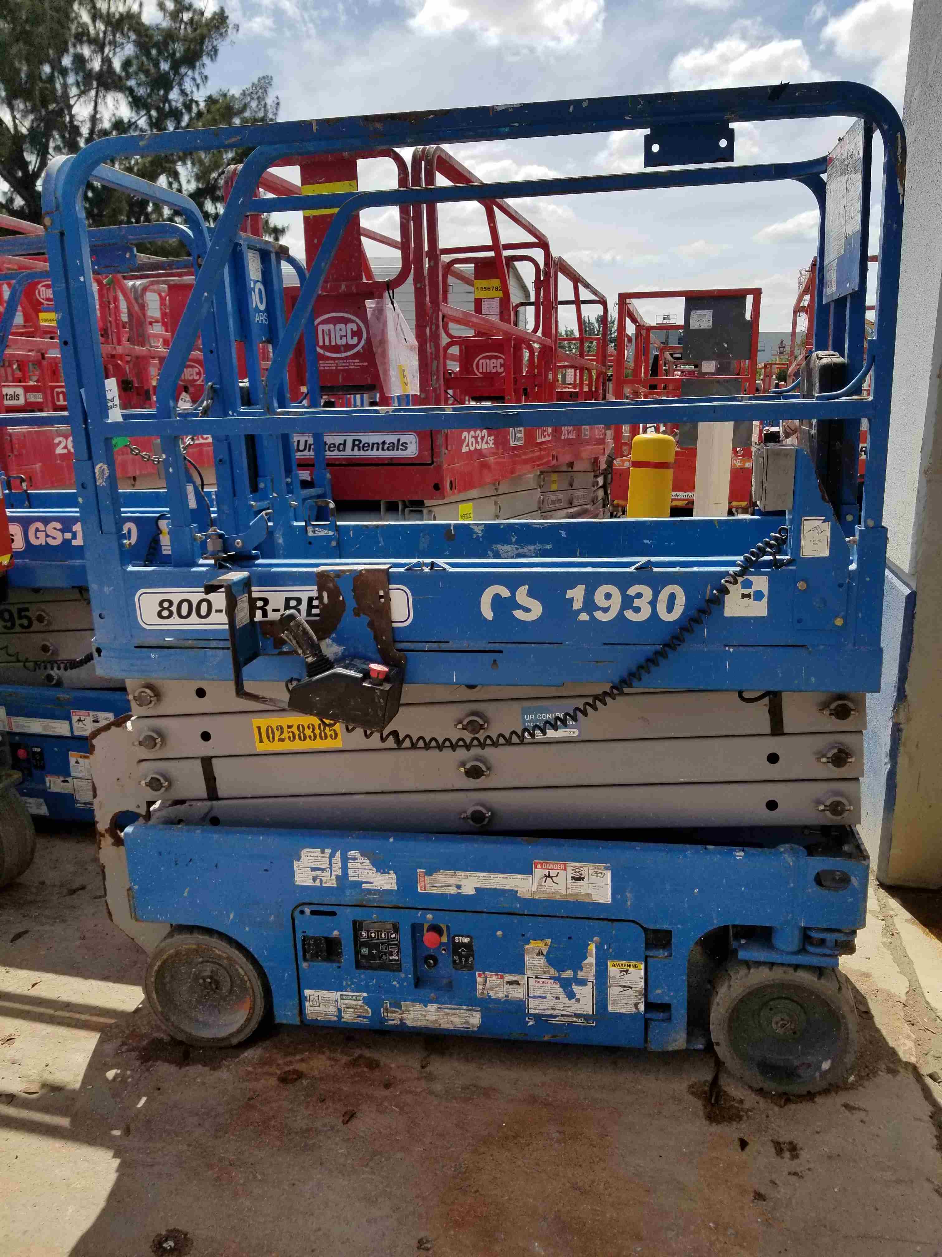 Used 2014 Genie GS1930 Electric Scissor Lift For Sale in Davie, FL