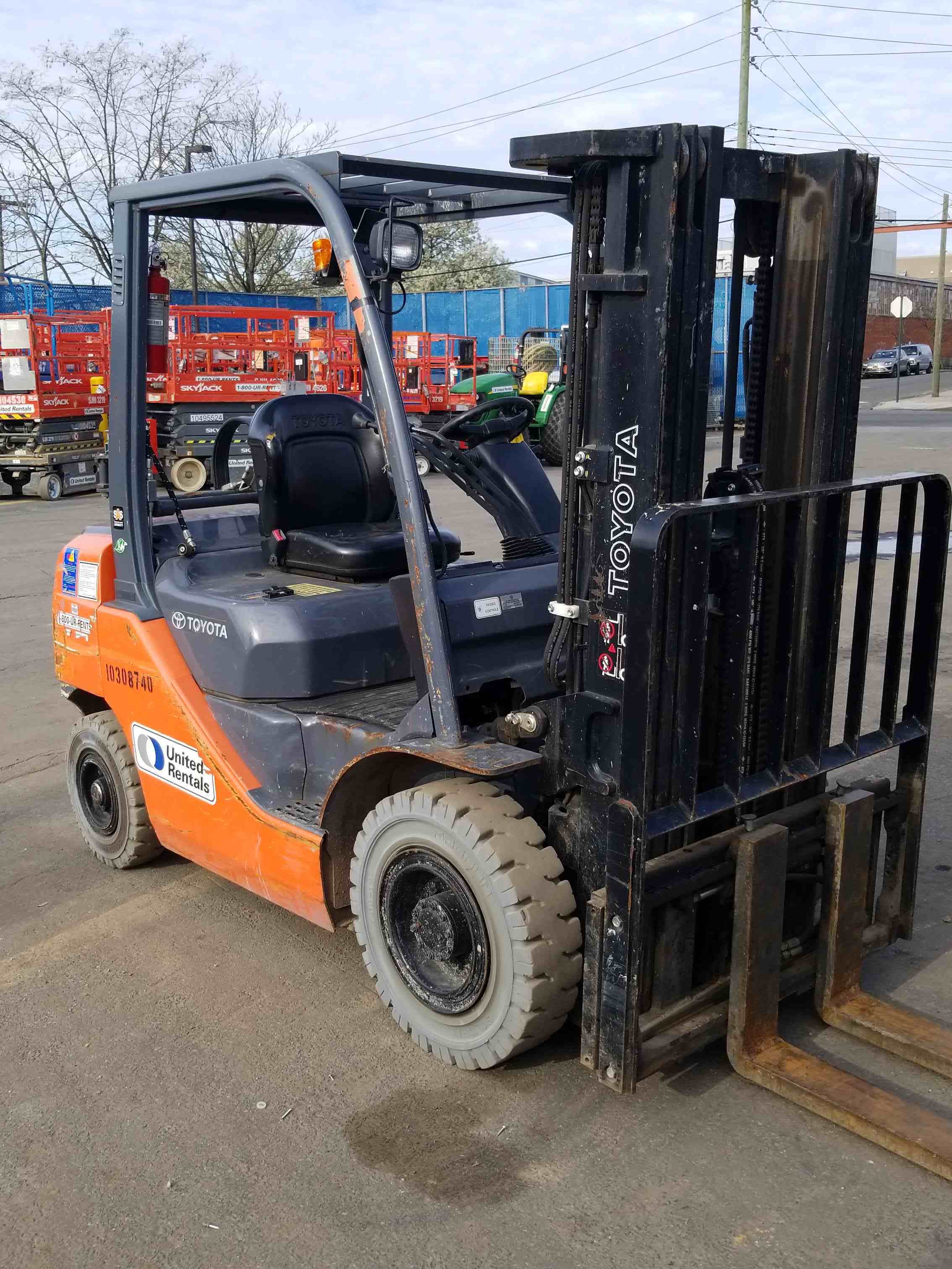 Used 2014 Toyota 8FGU25 Warehouse Forklift For Sale in Ridgefield Park, NJ United Rentals