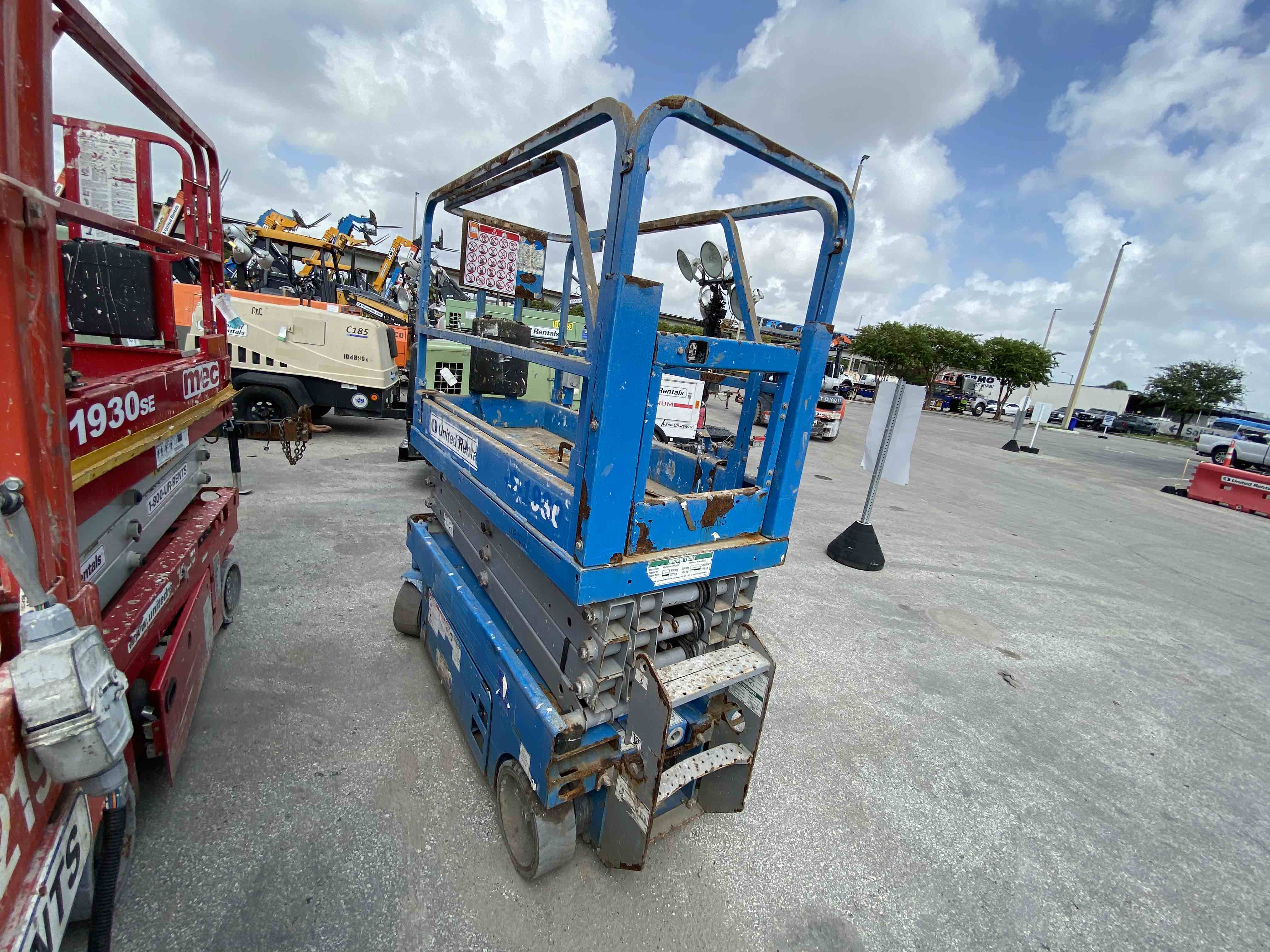 Used 2014 Genie GS1930 Scissor Lift For Sale in Davie, FL United Rentals