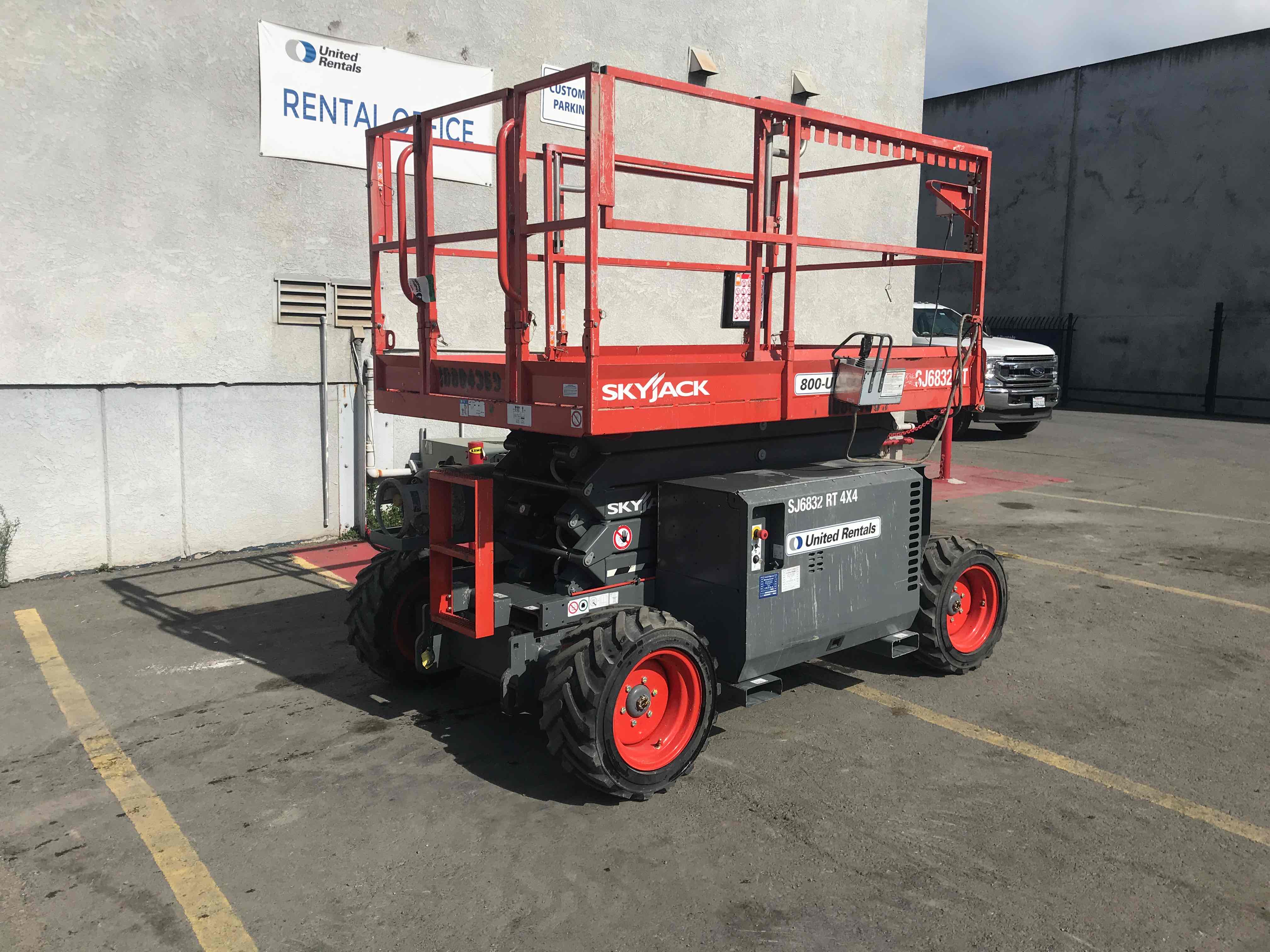 Used 2018 Skyjack SJ6832RT Scissor Lift For Sale in Cloverdale, CA