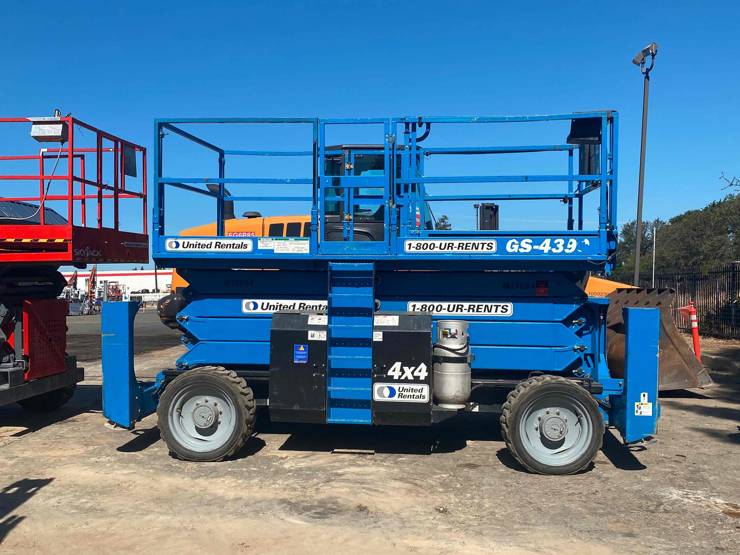 used-2014-genie-gs-4390-rt-scissor-lift-for-sale-in-fresno-ca-united