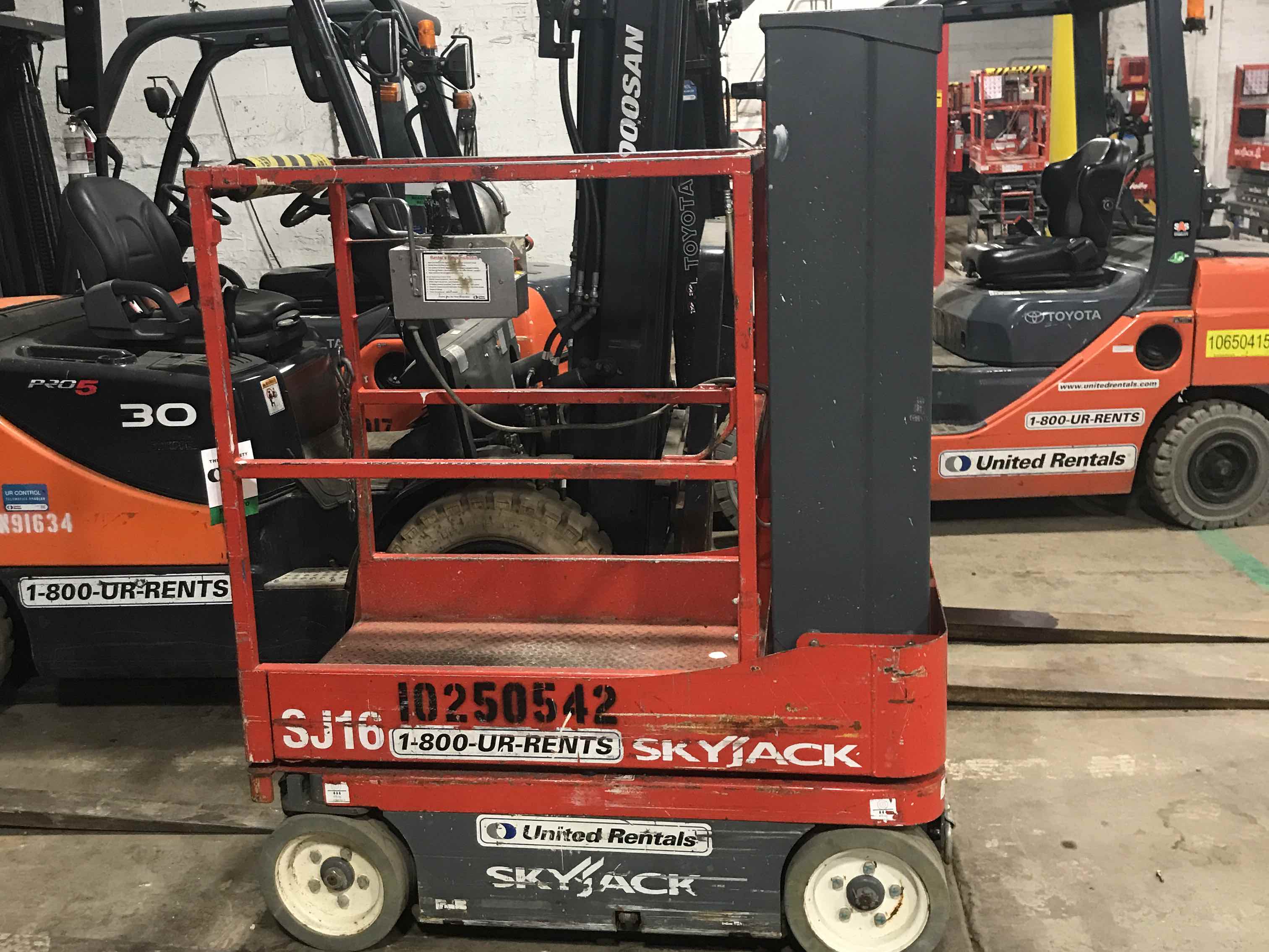 Used 2014 Skyjack SJ16 Scissor Lift For Sale in Elk Grove Vlg, IL