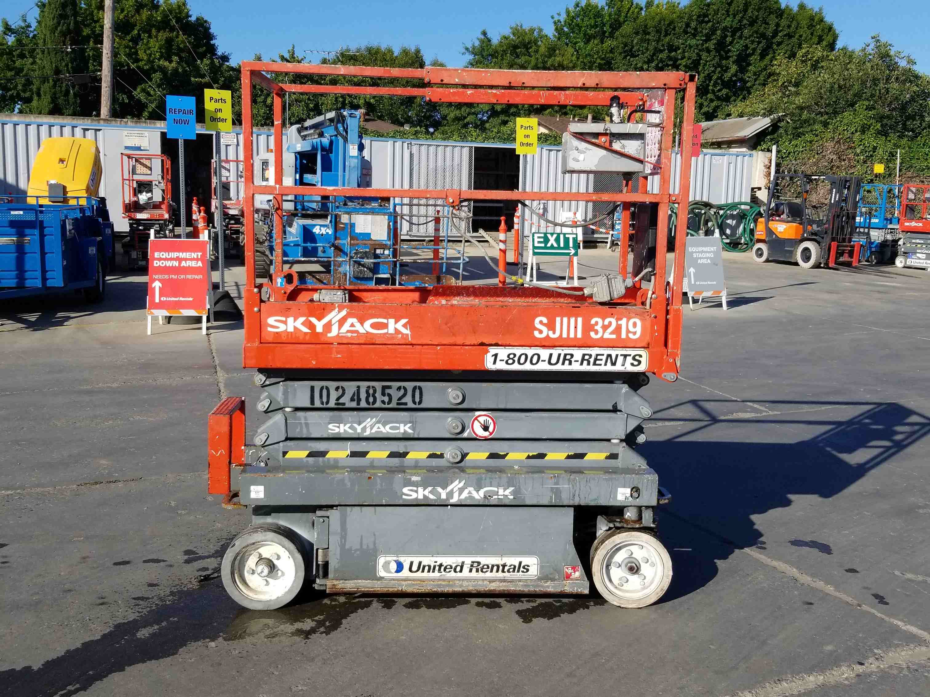 Used 2014 Skyjack SJIII3219 Scissor Lift For Sale in Oakland, CA