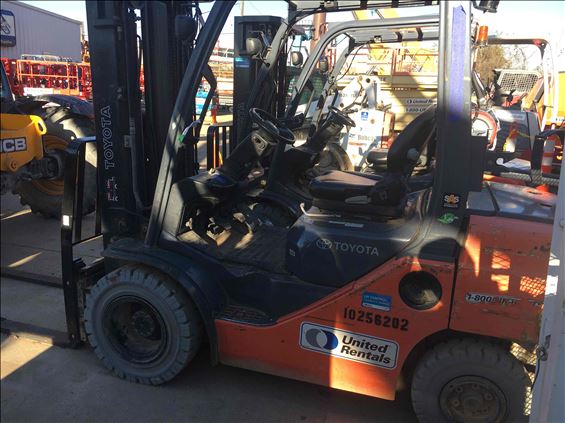 2014 Toyota 8FGU25 Warehouse Forklift