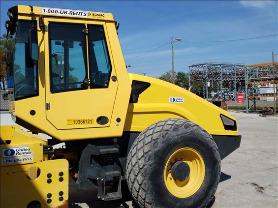 2015 BOMAG BW 211 D-50 Ride-On Roller