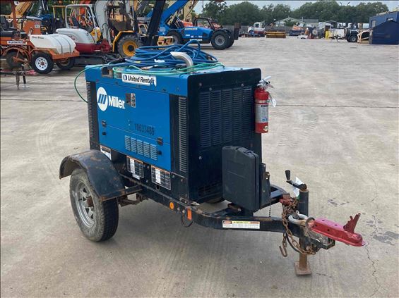2017 Miller Welders Big Blue 300R Welder