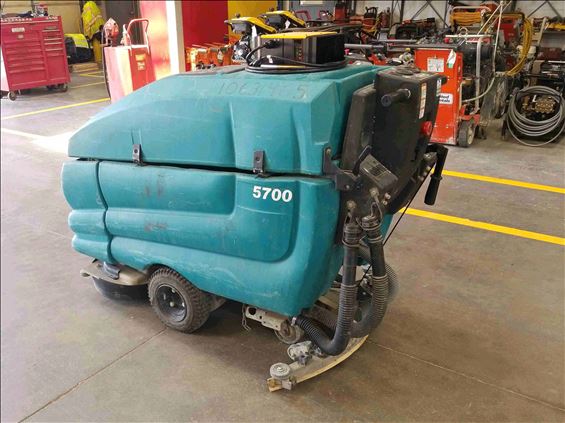 2017 Tennant 5700