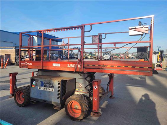 2015 Skyjack SJ6832RT Scissor Lift