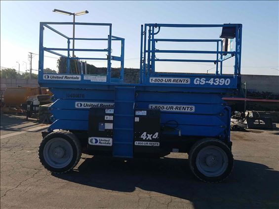 2015 Genie GS-4390 RT Scissor Lift