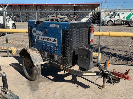 2017 Miller Welders Big Blue 300R Welder