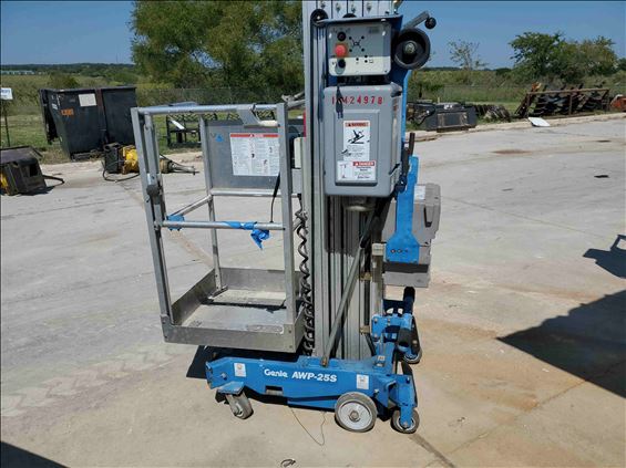 2016 Genie AWP-25SDC Pusharound Lift
