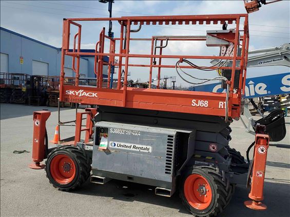 2015 Skyjack SJ6832RT Scissor Lift