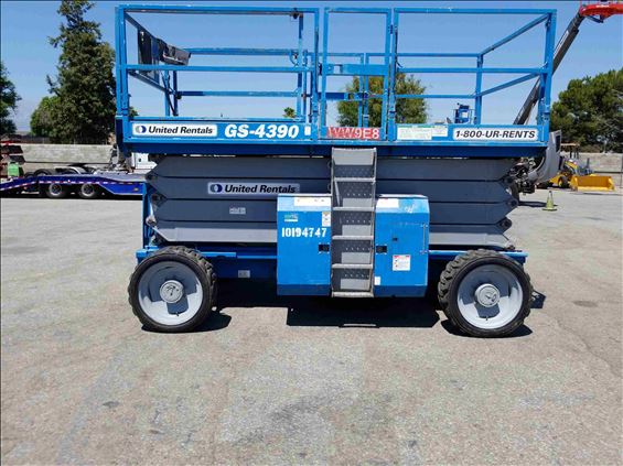 2013 Genie GS-4390 RT Scissor Lift