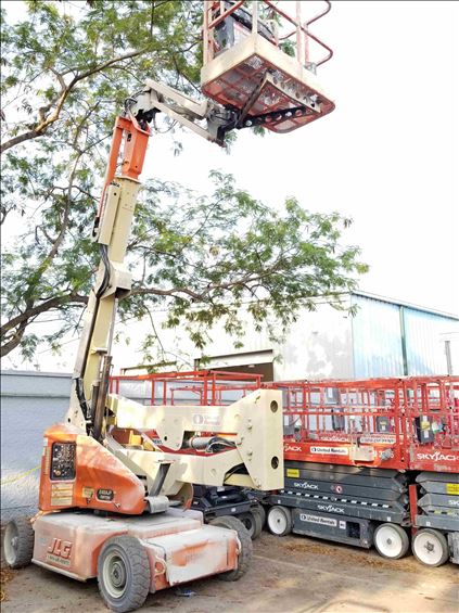2012 JLG E400AJPN