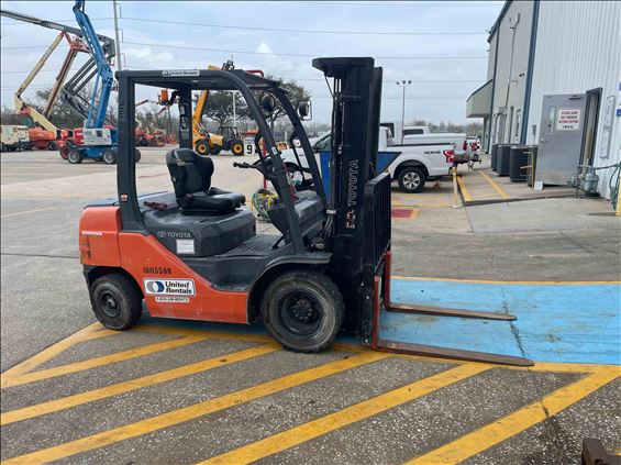 2013 Toyota 8FDU25 Warehouse Forklift