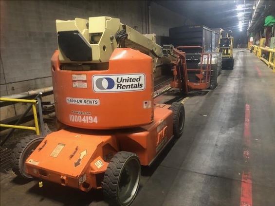 2011 JLG E400AJPN