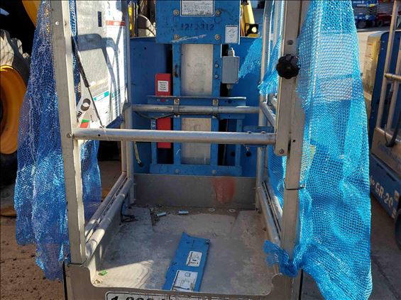 2011 Genie GR-15 Vertical Lift