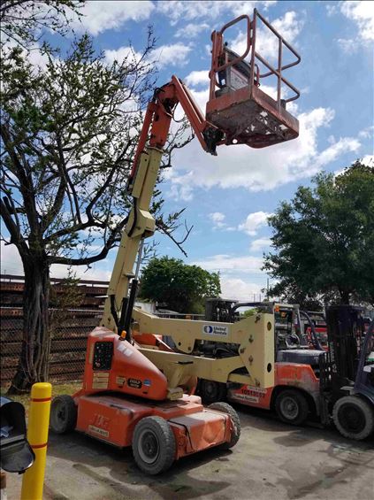 2012 JLG E400AJPN