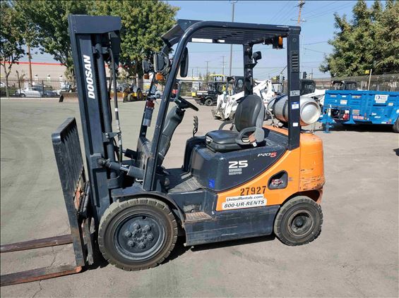 2016 Doosan G25E Warehouse Forklift