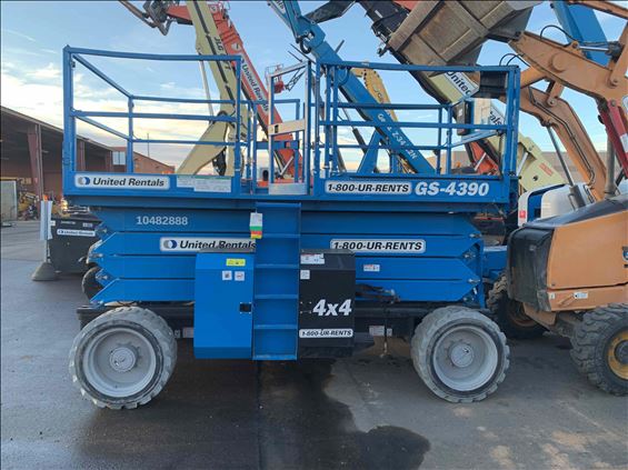 2016 Genie GS-4390 RT Scissor Lift