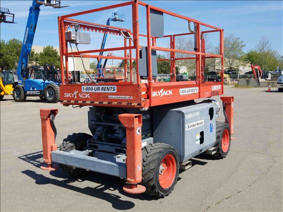 2014 Skyjack SJ6826RT Scissor Lift